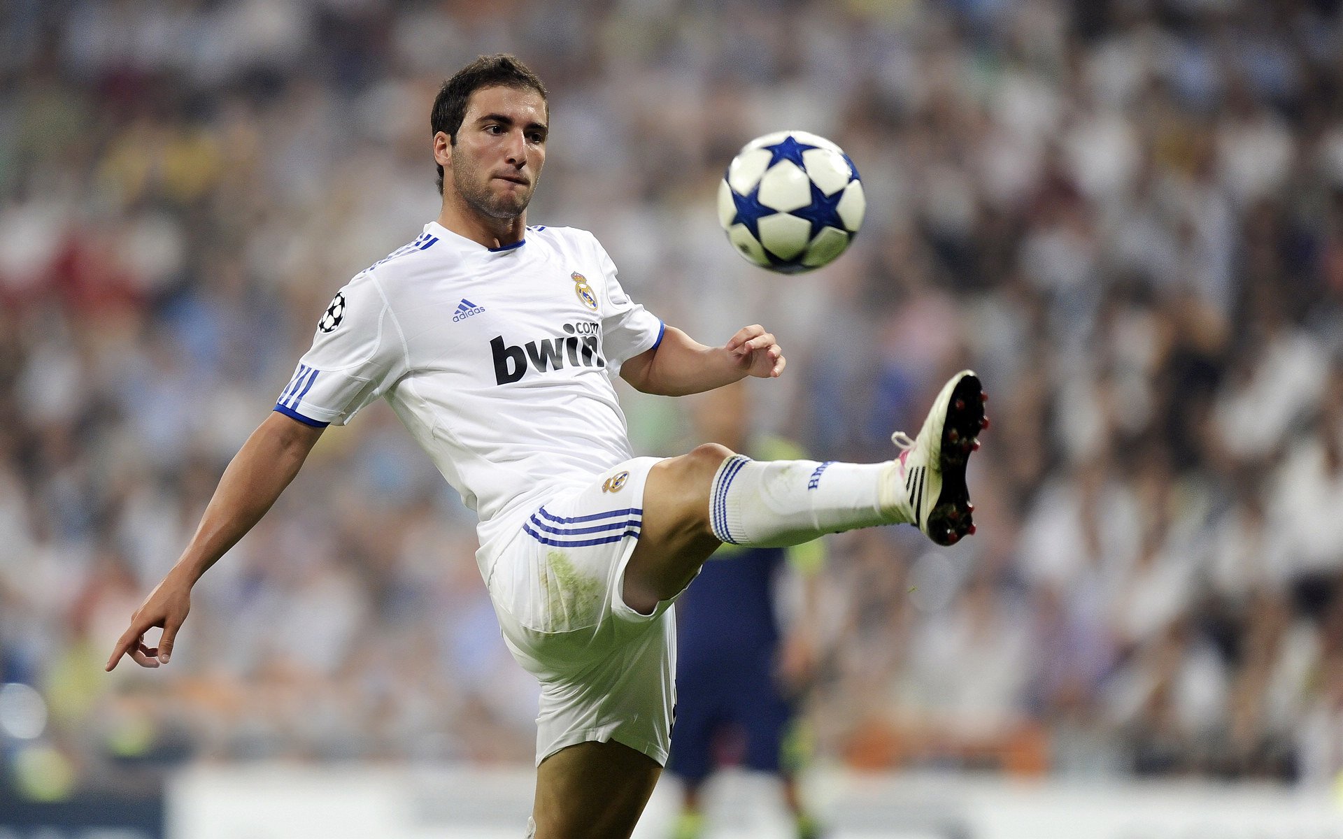 球队是否通过更换主场草皮类型提升控球速度，球场改造